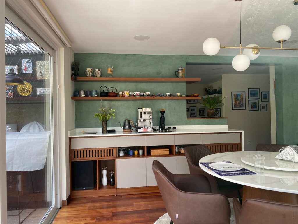 Transformación con carácter: paredes con textura y elegancia en sala y dormitorio