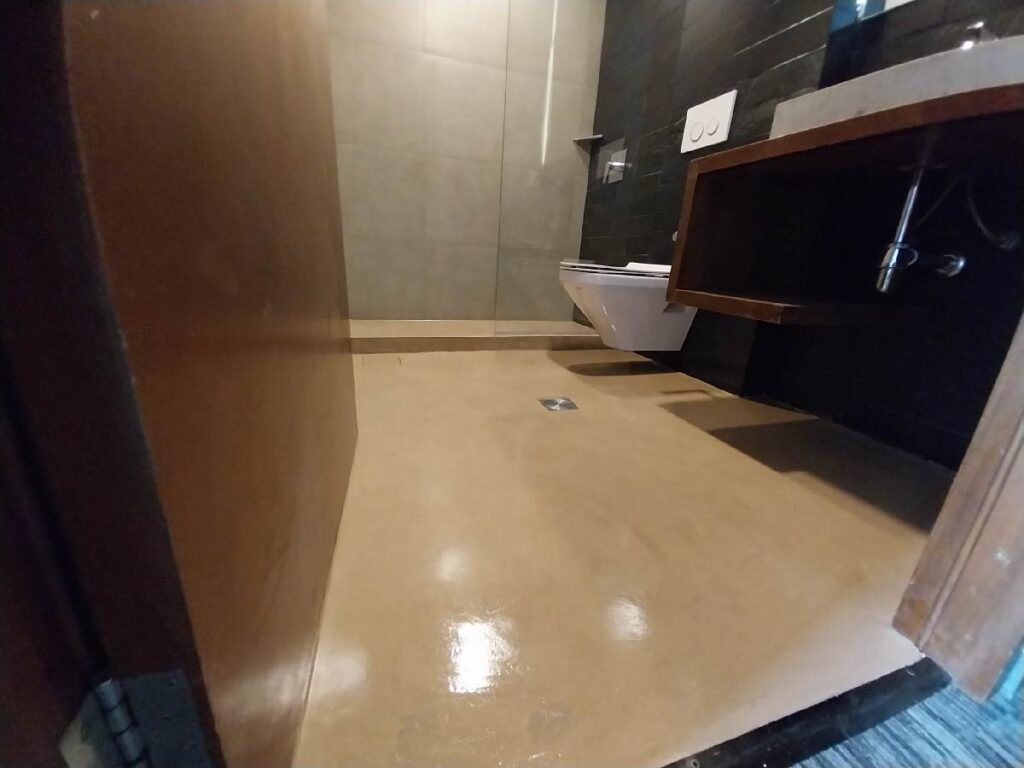 Renovación estética de baños en sector hotelero con Ditta Flex